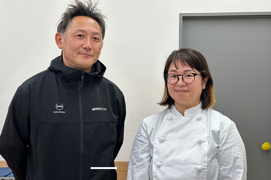 花園保育園ベビーホームの園長鈴木拓さんと管理栄養士の岩崎さくらさん
